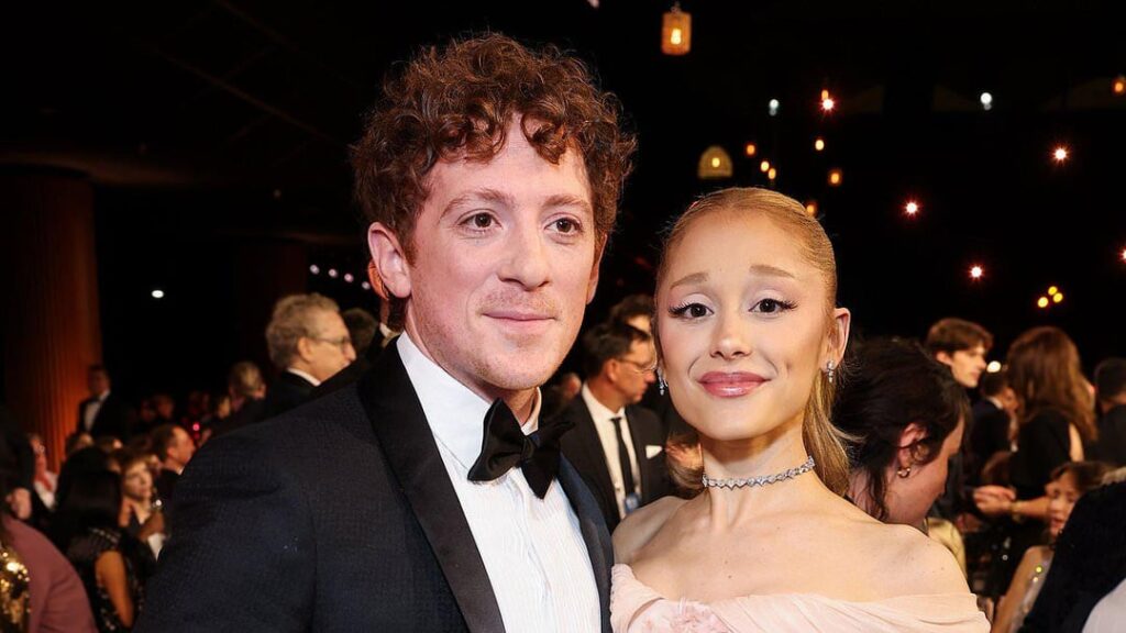 Ariana Grande và Ethan Slater chia tay