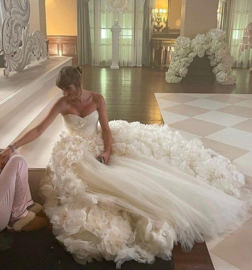 Chiếc váy cưới mà Taylor Swift từng diện trong MV "I Bet You Think About Me" năm 2021