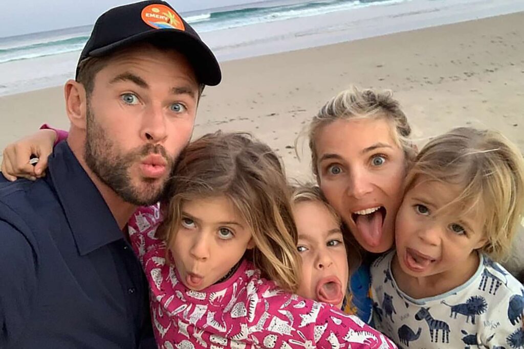 Chris Hemsworth muối mặt vì cầm nhầm hộ chiếu của con