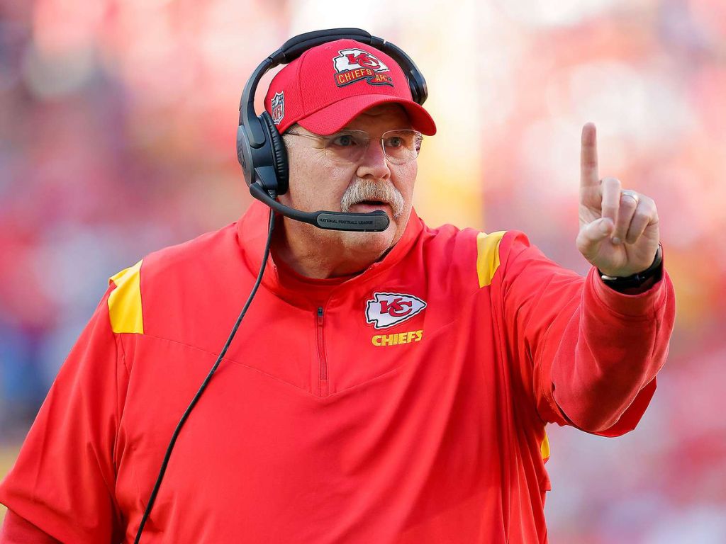 Huấn luyện viên trưởng Andy Reid - Khách mời bên đàng trai