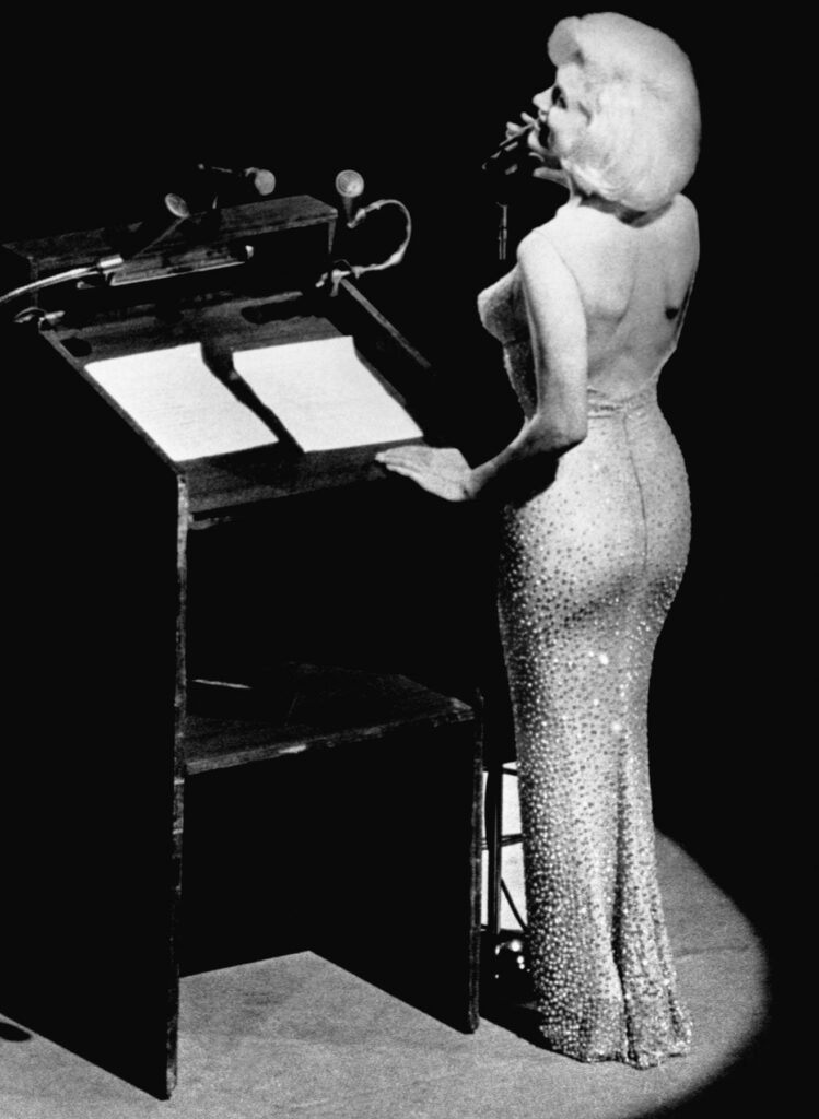 Marilyn Monroe Chiếc váy xuyên thấu hát mừng sinh nhật Tổng thống JFK