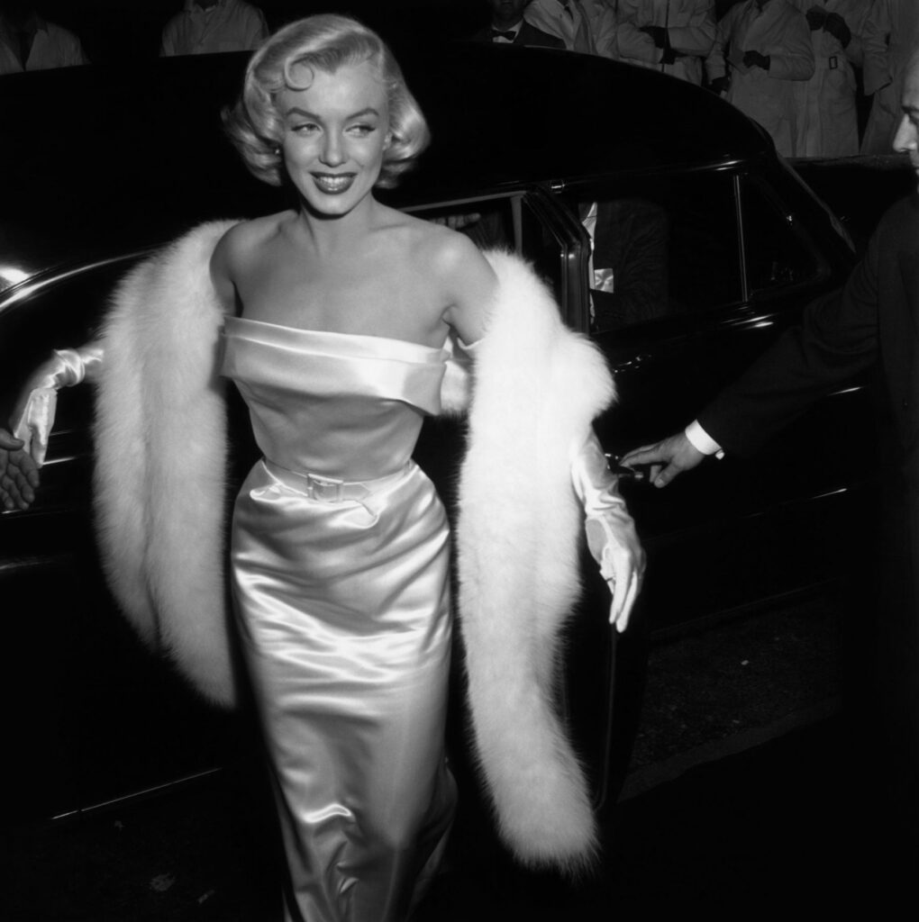 Marilyn Monroe Đẳng cấp thảm đỏ với lụa satin và lông thú