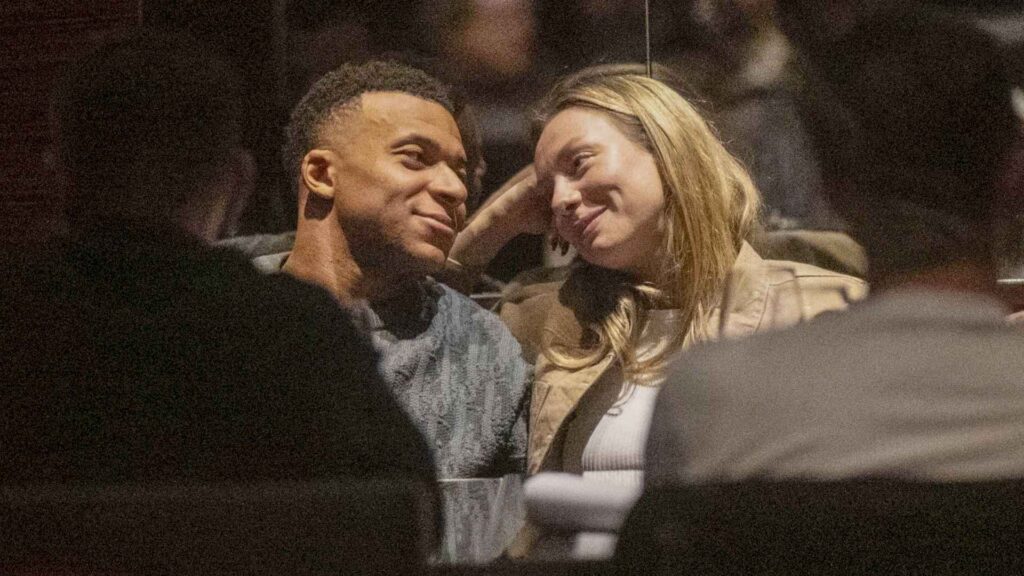 Mbappe và Ester Exposito