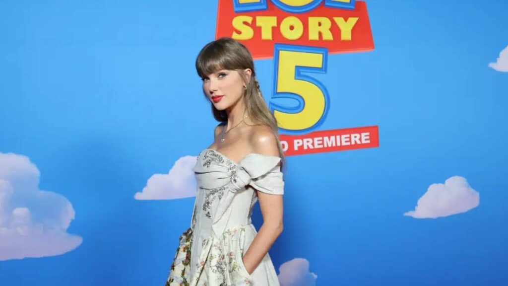 Taylor Swift diện váy tôn dáng tại lễ ra mắt Toy Story 5