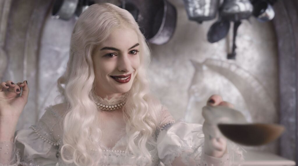 Alice ở Xứ Sở Thần Tiên là một trong các tập phim có sự tham gia của Anne Hathaway