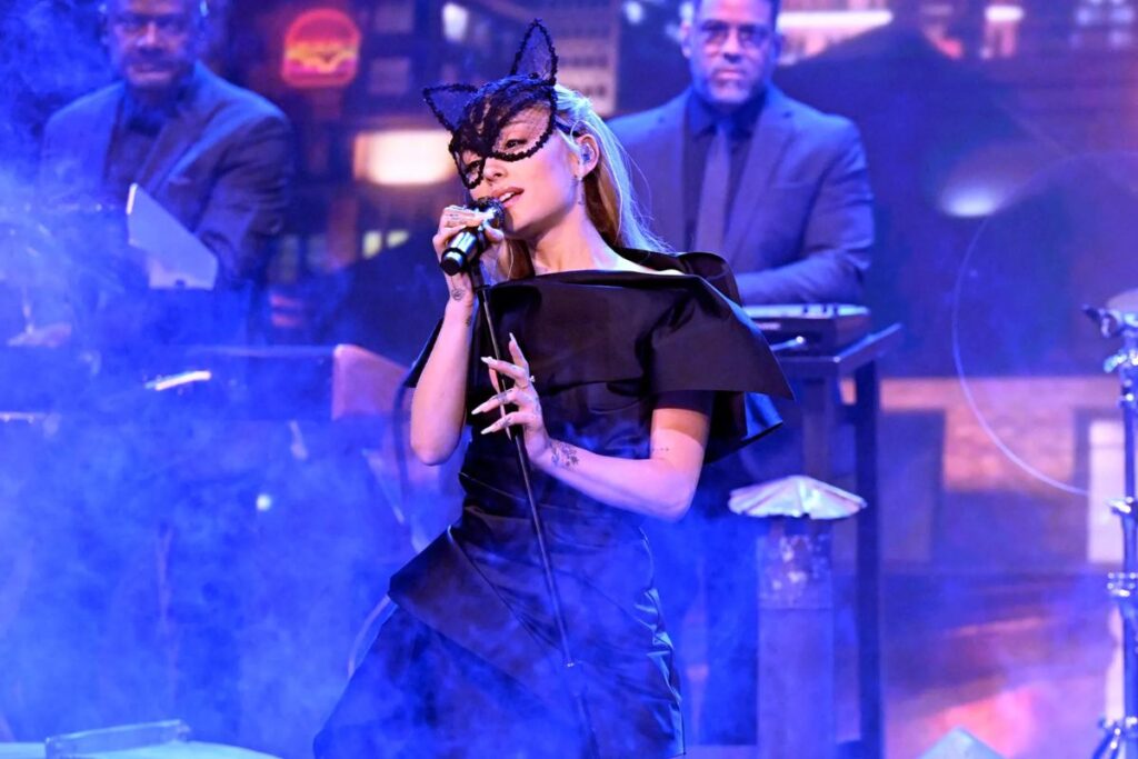 Ariana khéo léo nhắc đến bạn trai cũ tại show Eternal Sunshine Tour