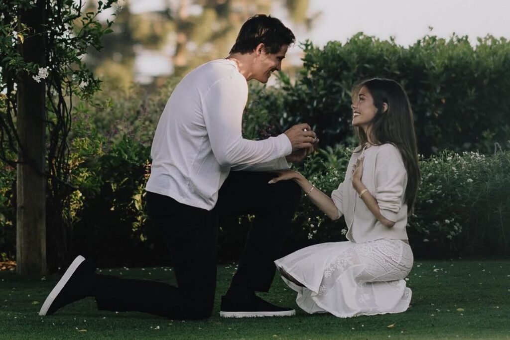 Ngôi sao giải NFL Justin Herbert chính thức đính hôn cùng nữ ca sĩ Madison Beer