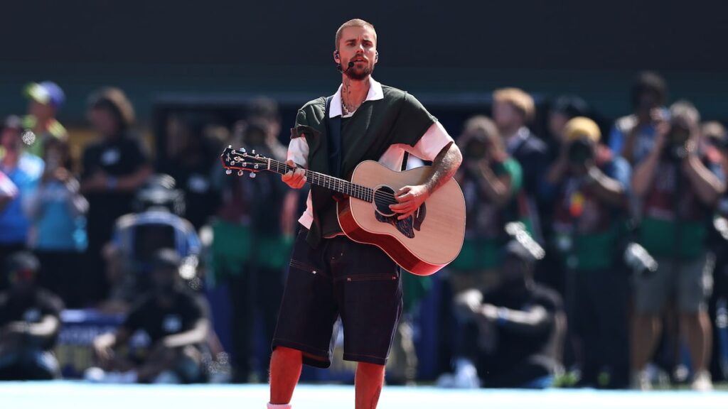Justin Bieber bị chê 'nhạt như nước ốc', rộ drama với Madonna tại World Cup 2026 2 Màn trình diễn phong cách Acoustic gây thất vọng của Justin Bieber