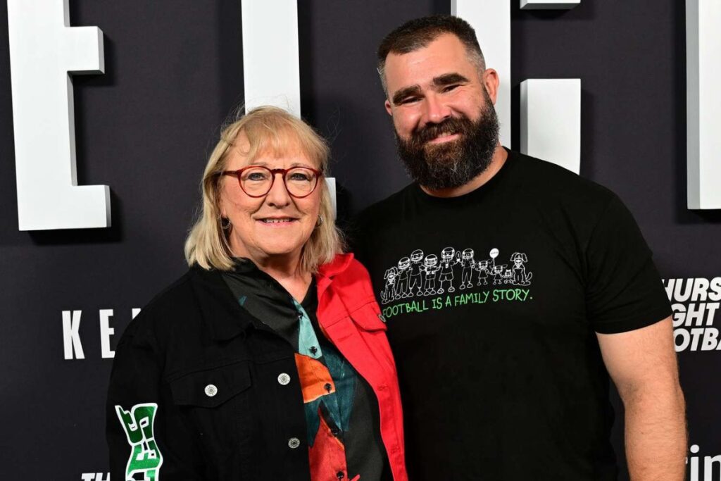 Mẹ chồng Donna Kelce và anh trai Jason Kelce