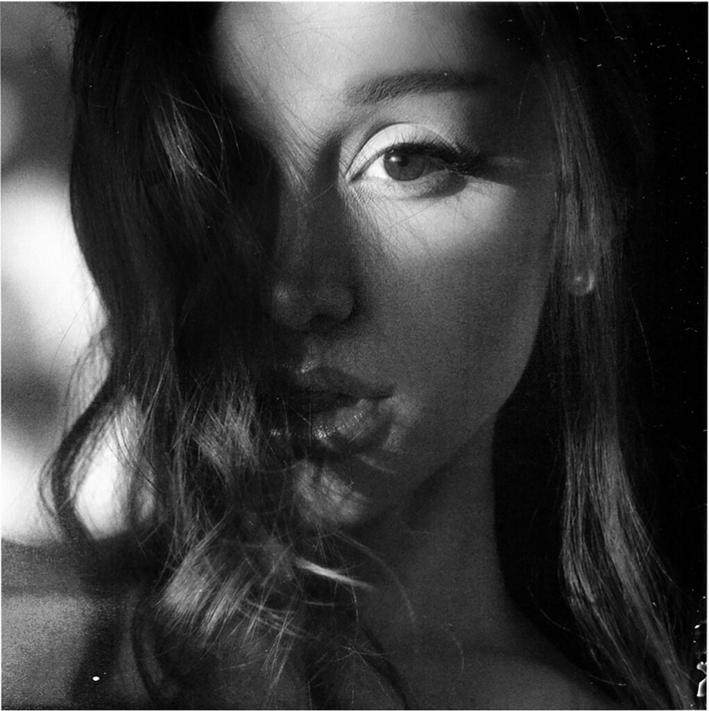 Petal là album mang tính nội tâm và sâu sắc nhất trong sự nghiệp của Ariana Grande