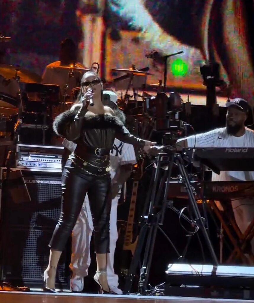 Rihanna đốt cháy thánh đường Yankee Stadium