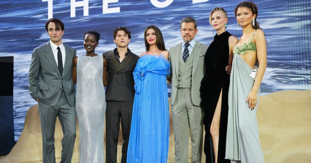 Biểu tượng "Method Dressing" Zendaya cùng dàn siêu sao càn quét thảm đỏ bom tấn "The Odyssey" 5 Robert Pattinson, Lupita Nyong’o, Tom Holland, Anne Hathaway, Matt Damon, Charlize Theron, Zendaya