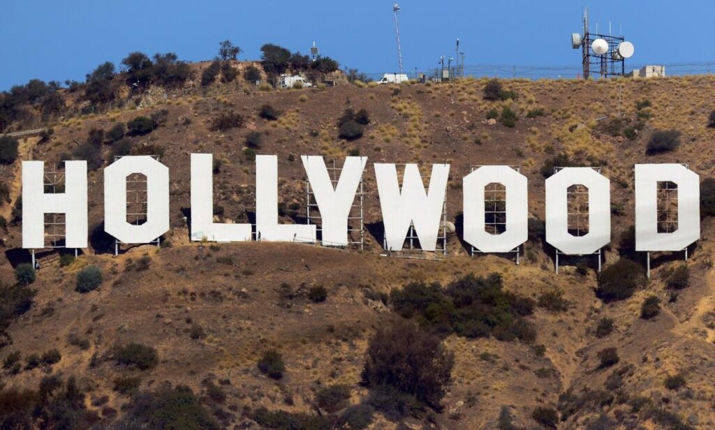 Hollywood là gì? Khám phá kinh đô điện ảnh thế giới từ A-Z 6 Bảng hiệu Hollywood (Hollywood Sign)