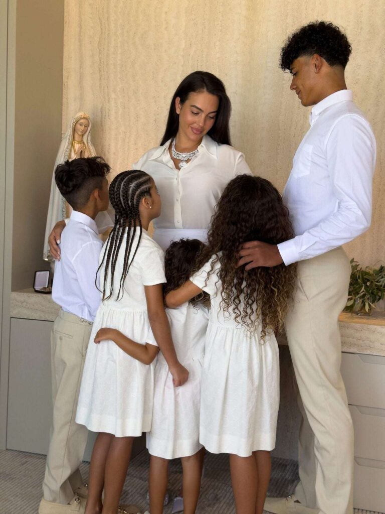 Cristiano Ronaldo và Georgina Rodriguez chụp ảnh cưới riêng tư tại biệt thự Cascais Bồ Đào Nha