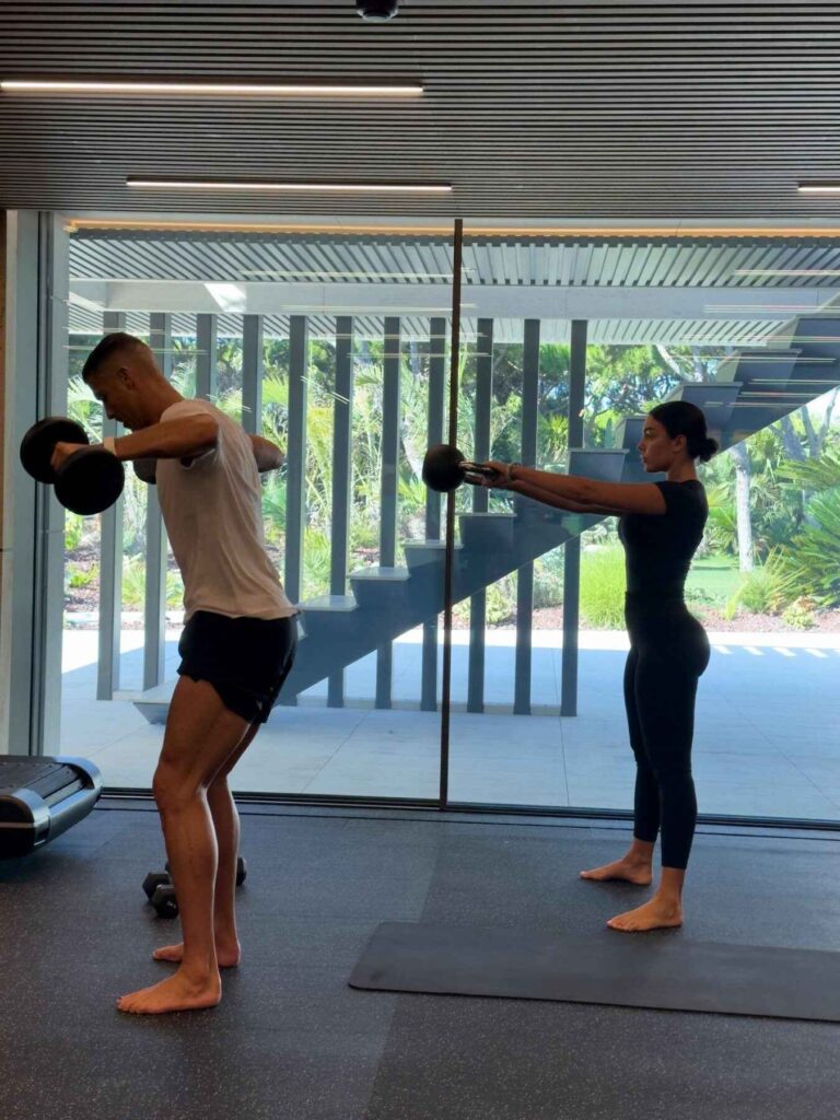 Cristiano Ronaldo và Georgina Rodriguez tập luyện thể thao cùng nhau vào buổi sáng ngày diễn ra lễ cưới