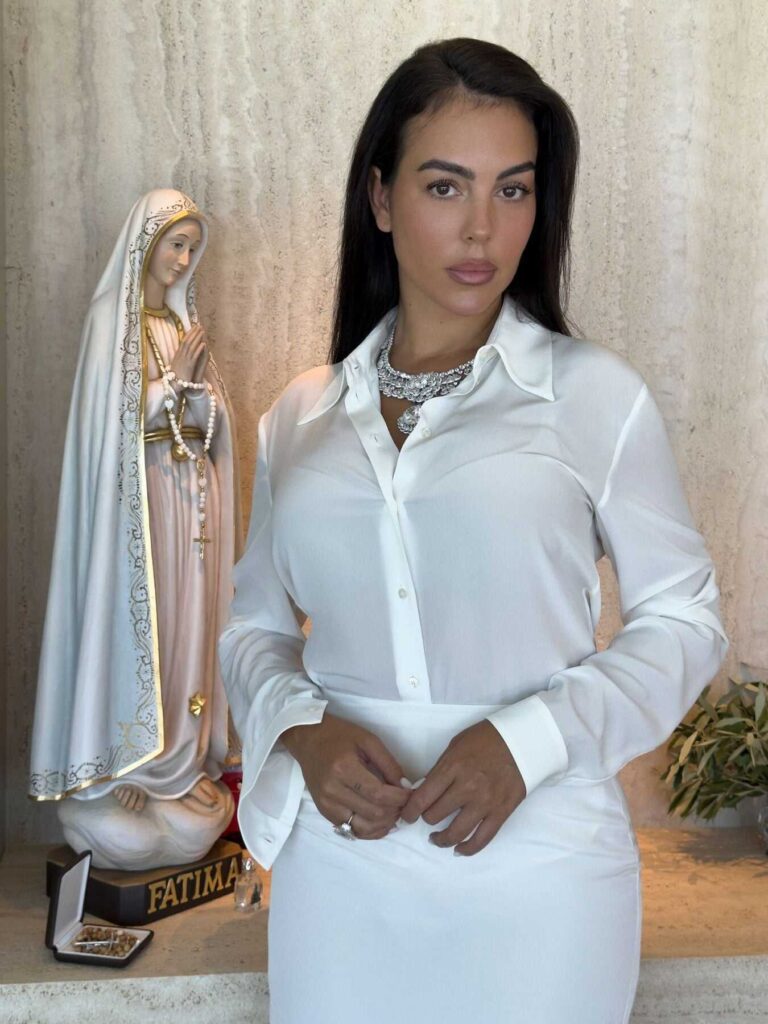 Georgina Rodriguez diện bộ trang phục cao cấp thiết kế riêng bởi nhà mốt Gucci