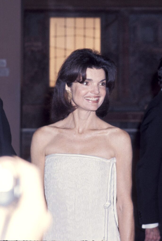 Jackie Onassis trong trang phục của Mary McFadden, năm 1976