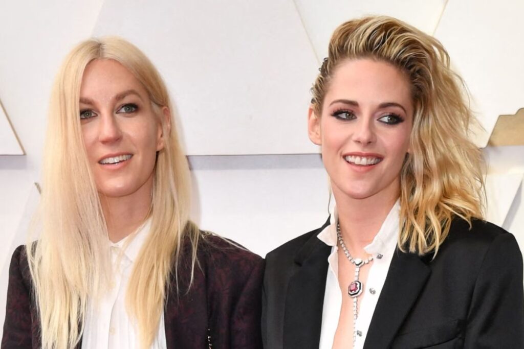 Kristen Stewart cho biết cô vô cùng ấn tượng trước bản lĩnh và năng lực của vợ Dylan Meyer
