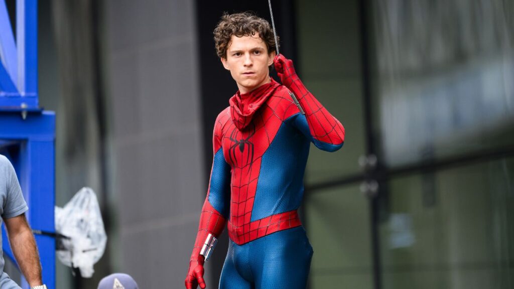 Mức thù lao kỷ lục và điều khoản thưởng "không giới hạn" của Tom Holland