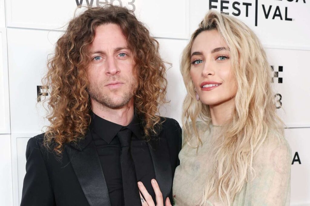 Paris Jackson bất ngờ tiết lộ quá khứ đính hôn khi "phê thuốc", cay đắng dùng tiền mình tự mua nhẫn 2 Paris Jackson chia sẻ về việc chia tay Justin Long