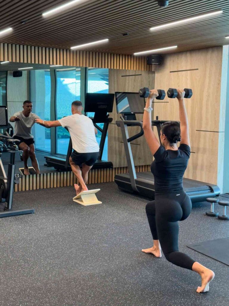Cristiano Ronaldo và Georgina Rodriguez tập luyện thể thao cùng chiếc máy chạy bộ kỷ vật 15 năm tuổi tại phòng gym nhà riêng