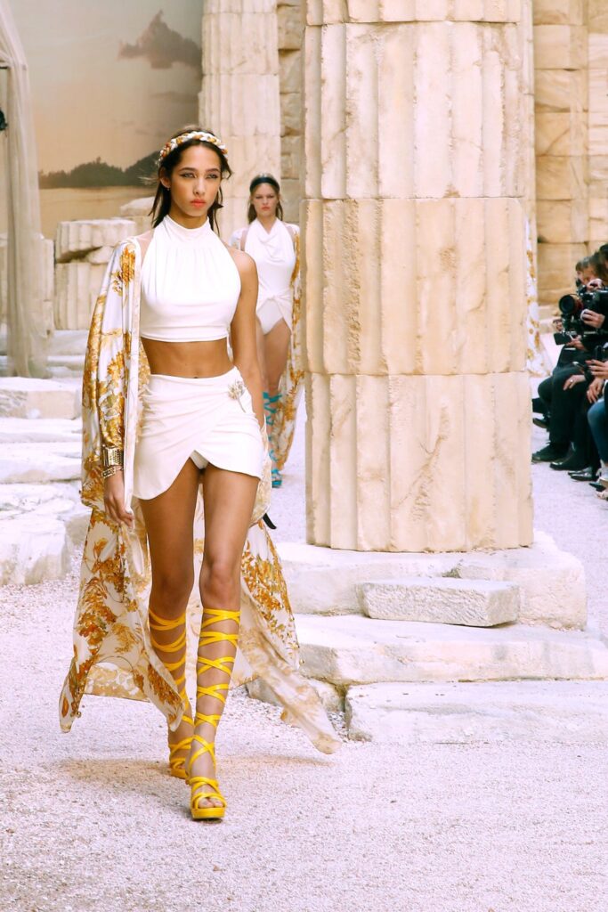 Thời trang Hy Lạp cổ đại Chanel Resort 2018