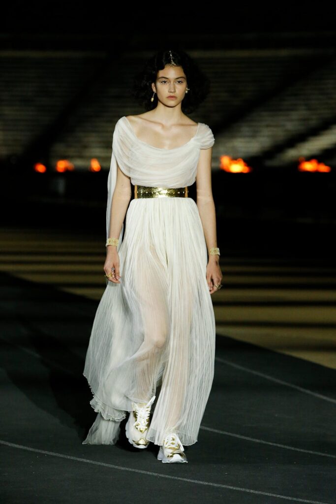 Thời trang Hy Lạp cổ đại Dior Cruise 2022