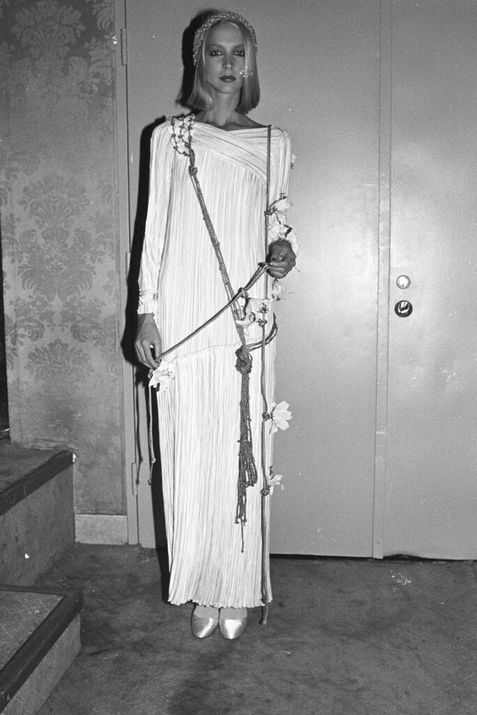 Thời trang Hy Lạp cổ đại Mary McFadden dress