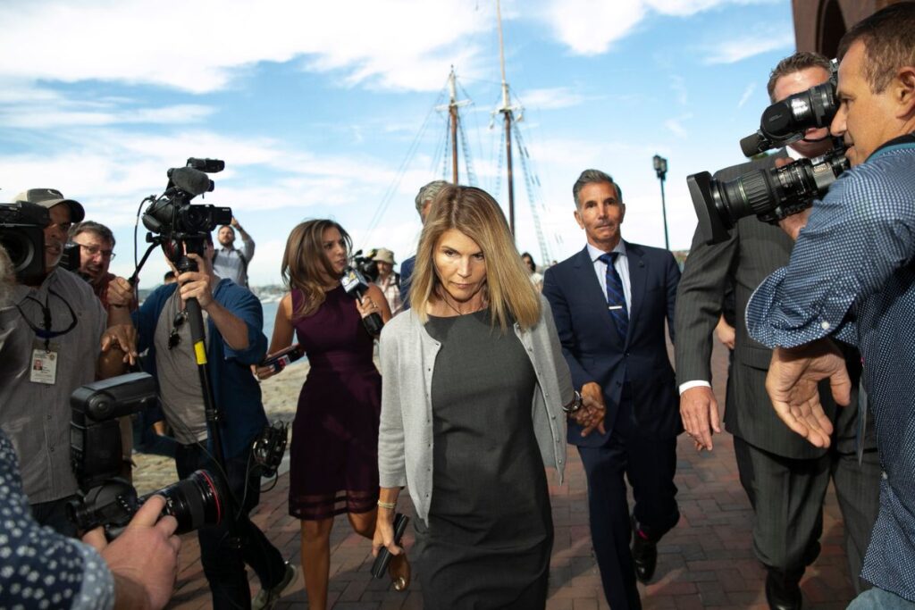 Lori Loughlin chính thức đệ đơn ly hôn Mossimo Giannulli sau 28 năm chung sống 2 Bê bối tuyển sinh đại học 2020 của vợ chồng Loughlin