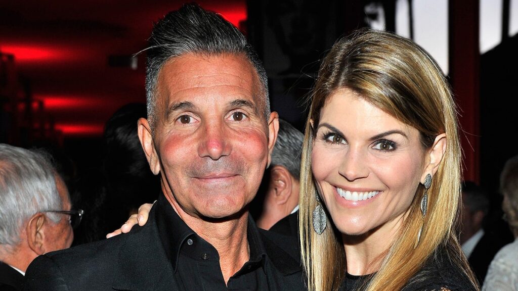 Lori Loughlin chính thức đệ đơn ly hôn Mossimo Giannulli sau 28 năm chung sống Lori Loughlin chính thức đệ đơn ly hôn Mossimo Giannulli sau 28 năm chung sống