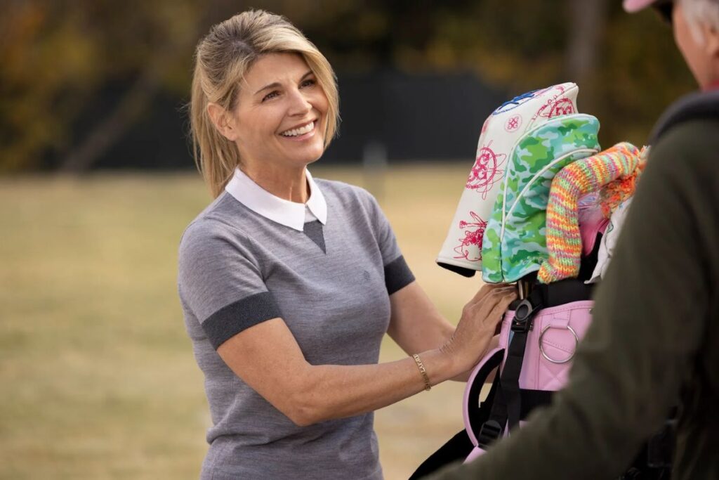 Lori Loughlin chính thức đệ đơn ly hôn Mossimo Giannulli sau 28 năm chung sống 3 Lori Loughlin trong Curb Your Enthusiasm