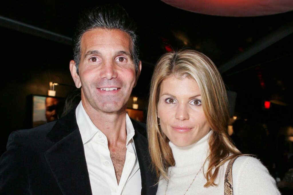 Lori Loughlin chính thức đệ đơn ly hôn Mossimo Giannulli sau 28 năm chung sống 1 Lori Loughlin và Mossimo Giannulli khép lại cuộc hôn nhân gần ba thập kỷ