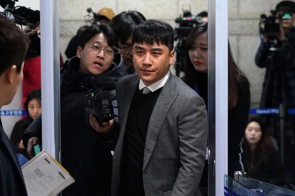 Mâu thuẫn xuất phát từ việc nhóm của Seungri nghi ngờ anh chụp ảnh họ