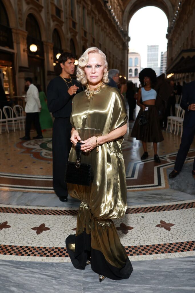 Trang phục thảm đỏ Vogue World 2026 Pamela Anderson