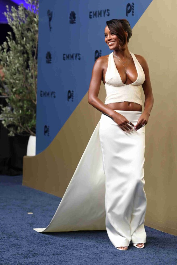 Trang phục thảm đỏ Emmy 2026 Ciara Miller
