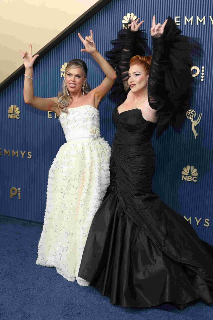 Trang phục thảm đỏ Emmy 2026 Elaine Hendrix Lisa Ann Walter