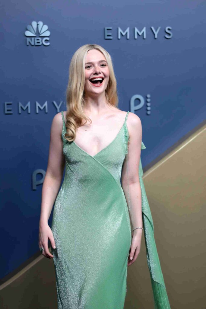 Trang phục thảm đỏ Emmy 2026 Elle Fanning
