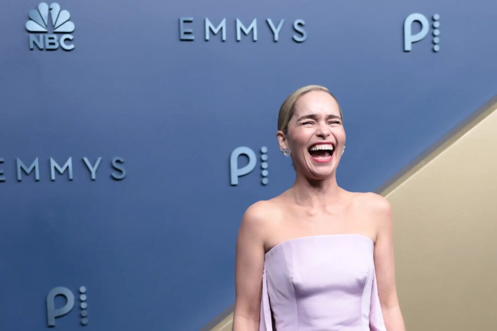 Trang phục thảm đỏ Emmy 2026 Emilia Clarke