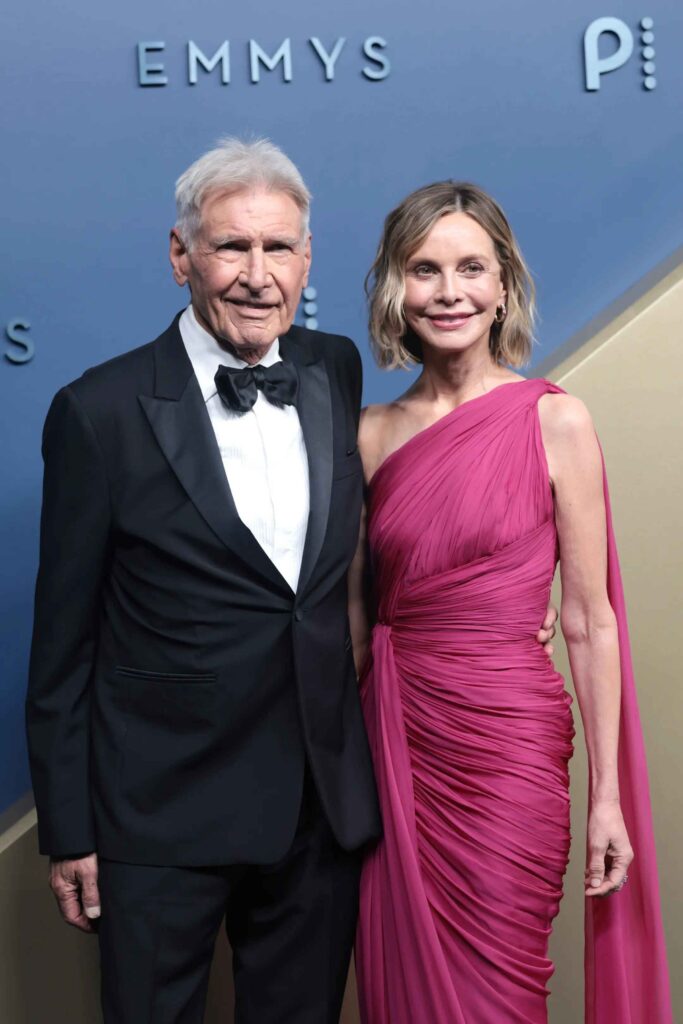 Trang phục thảm đỏ Emmy 2026 Harrison Ford Calista Flockhart