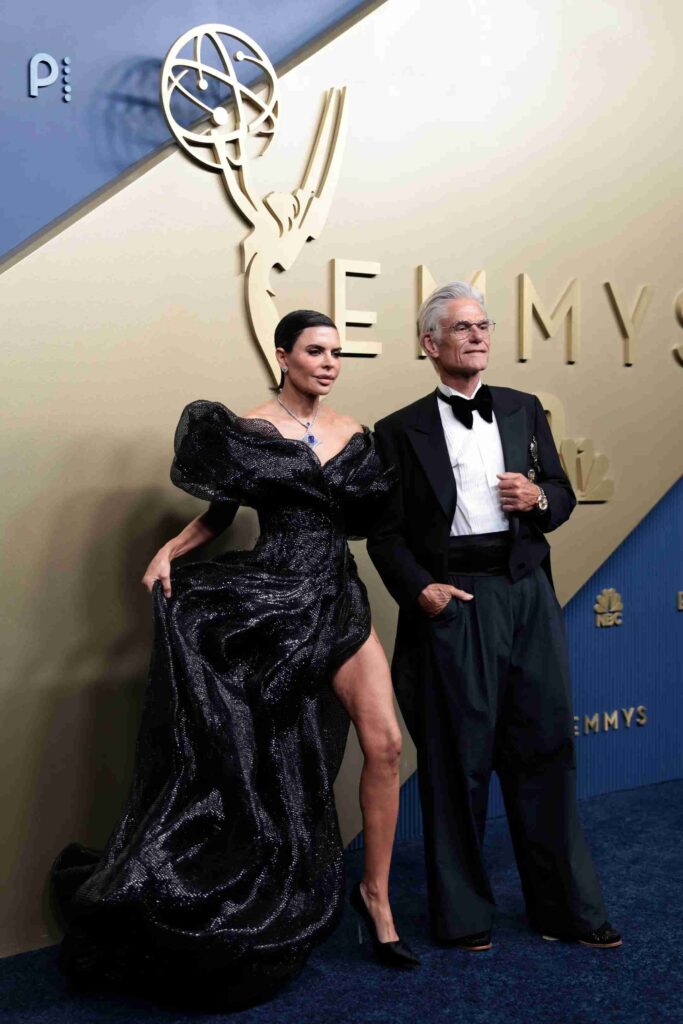 Trang phục thảm đỏ Emmy 2026 Lisa Rinna Harry Hamlin