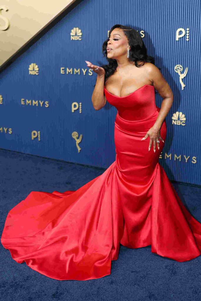 Trang phục thảm đỏ Emmy 2026 Niecy Nash Betts