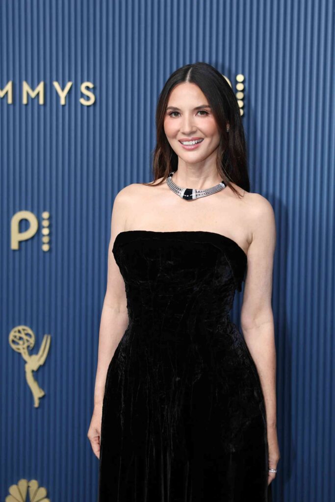 Trang phục thảm đỏ Emmy 2026 Olivia Munn