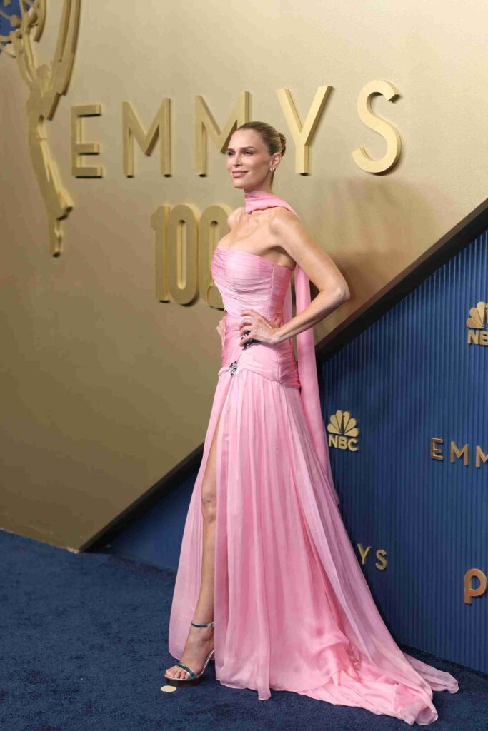 Trang phục thảm đỏ Emmy 2026 Sara Foster
