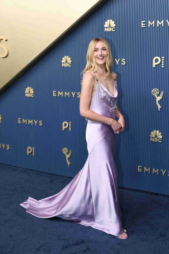 Trang phục thảm đỏ Emmy 2026 Sarah Pidgeon