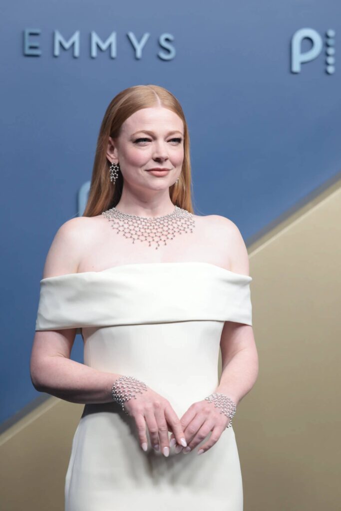 Trang phục thảm đỏ Emmy 2026 Sarah Snook