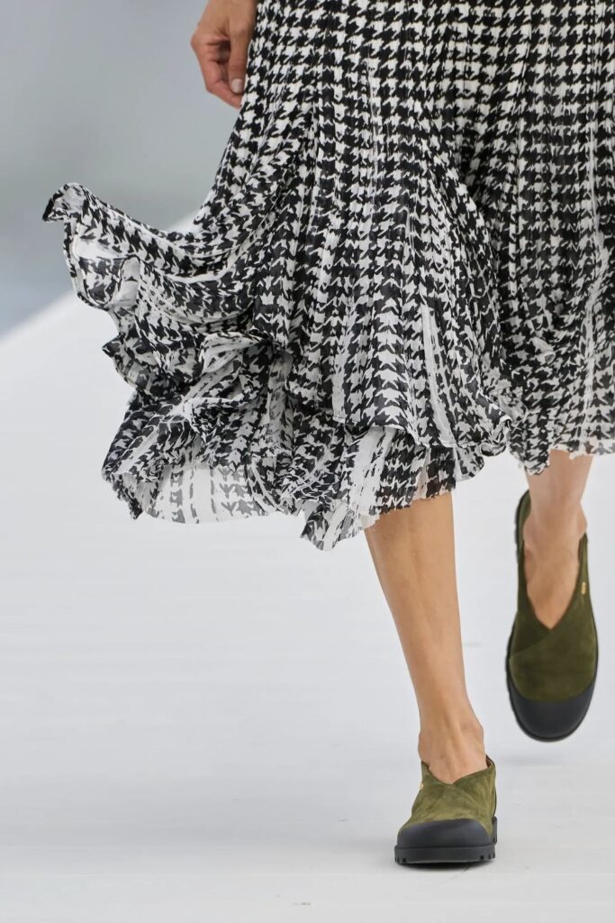 Dior Xuân/Hè 2027 slip-on đế răng cưa