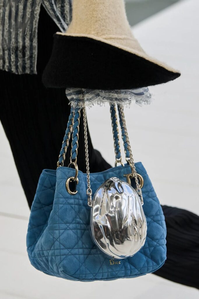 Dior Xuân/Hè 2027 túi minaudière óc chó