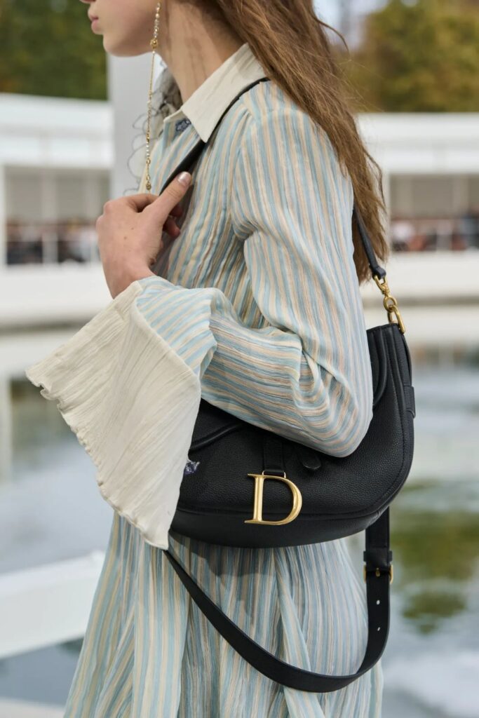 Dior Xuân/Hè 2027 túi Saddle tái xuất