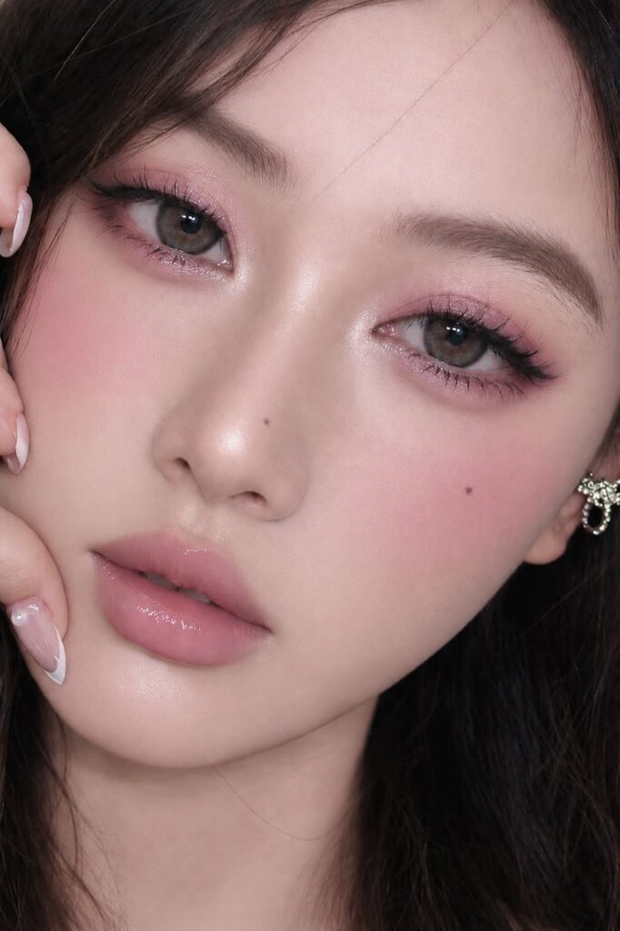 Cách makeup tone hồng đất tự nhiên