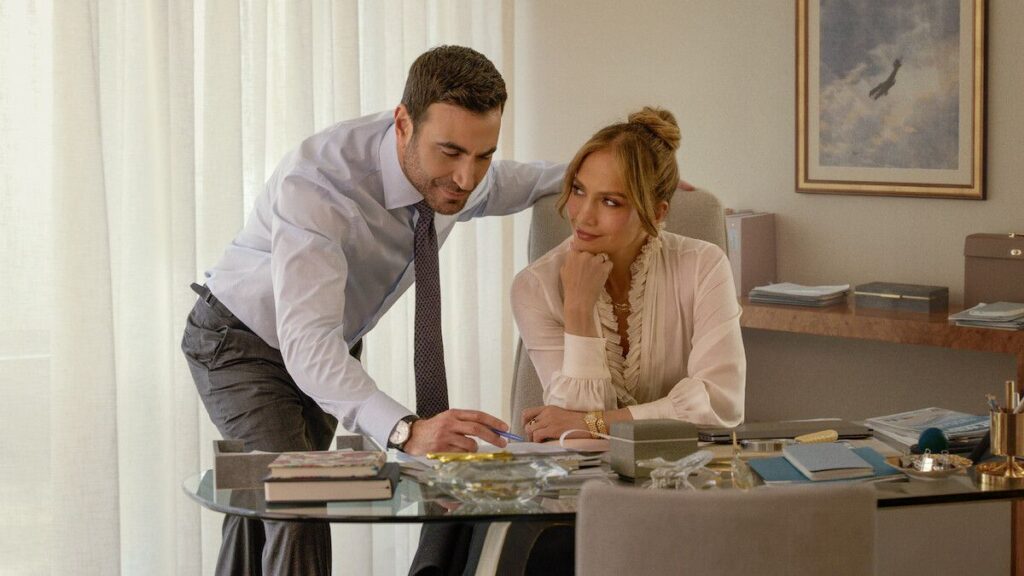 Jennifer Lopez và Brett Goldstein trong bộ phim "Office Romance" do Netflix phát hành